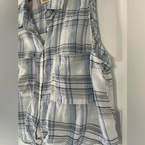 Hollister sleeveless button & tie front top - Picture 5 of 8